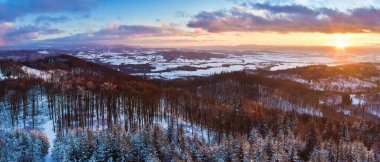 Sudetes 'in Polonya dağlarındaki kış manzarası, Klodzka Gora gözlem kulesinden gün batımında dağ vadisinde bir panorama..