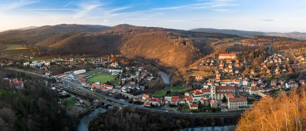 Bardo Małe Miasteczko Położone Górskiej Dolinie Nad Rzeką Górach Bardzkich — Zdjęcie stockowe