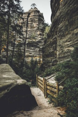 Teplicke Skaly, Çek Cumhuriyeti 'nde bir rock kasabası, kumtaşı labirentinde eğitici bir patika..