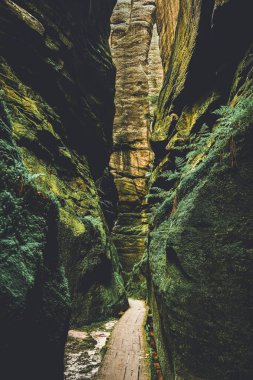 Teplicke Skaly, Çek Cumhuriyeti 'nde bir rock kasabası, kumtaşı labirentinde eğitici bir patika..