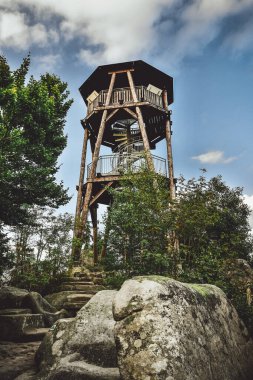 Mount Cap 'in tepesinde ahşap bir gözetleme kulesi dağ yürüyüşü patikasında turistik bir eğlence merkezi..