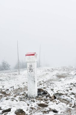 Polonya sınırındaki sınır karakolu Çek Cumhuriyeti dağlık bir patika üzerinde, sisli bir kış gününde soğuk bir arazi..
