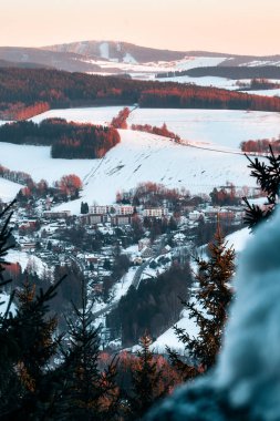 Studenecke Skaly, dağlardaki kış manzarası, karlı tepeler, gün batımındaki yürüyüş parkurundan manzara..