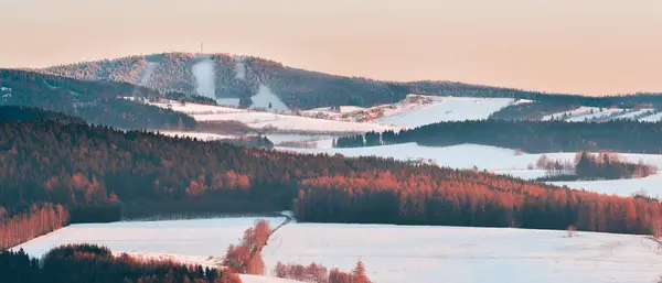 Студенке Скалы Зимний Пейзаж Горах Заснеженные Холмы Вид Пешеходной Тропы — стоковое фото