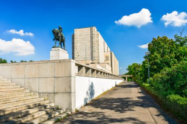 Vitkov Tepesi 'ndeki Ulusal Anıt önünde Trocnov' lu Jan Zizka anıtı.