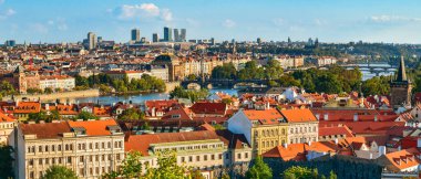 Çek Cumhuriyeti 'nin Prag şehrinin Vltava Nehri üzerindeki panoraması, Hradcany' den şehrin binalarına bir manzara.