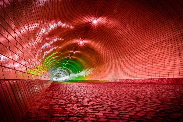 Túnel Iluminado Que Permite Paso Fácil Peatones Bicicletas Bajo Colina —  Fotos de Stock