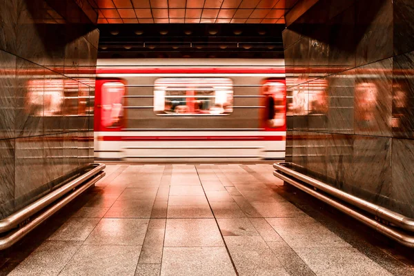 Verlicht Metrostation Openbaar Vervoer Praag Tsjechië Vertrekkende Trein Vanaf Het — Stockfoto