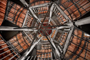 Merdivenlerin metal yapısı, merdivenler Boruvkove gözlem kulesinin tepesine çıkıyor..