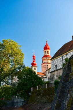 Gotik Nachod Şatosu Çek Cumhuriyeti 'nde kayalık bir tepenin üzerine inşa edilmiş, kale avlusundan yapıya kadar manzarası var..
