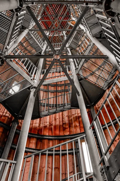 Merdivenlerin metal yapısı, merdivenler Boruvkove gözlem kulesinin tepesine çıkıyor..