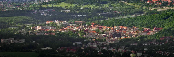 Walbrzych Yeşil Ormanların Arka Planına Karşı Bir Dağ Vadisinde Şehrin — Stok fotoğraf