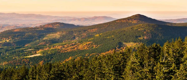 Dağlarda Sonbahar Manzarası Gün Batımında Dağların Yamaçlarında Renkli Orman Tepeden — Stok fotoğraf