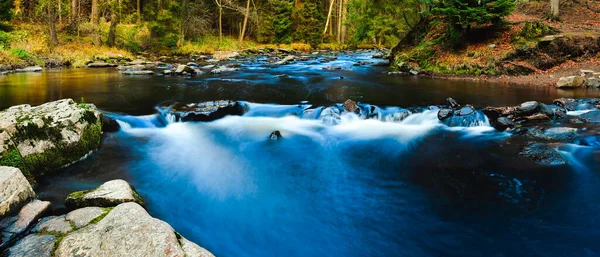 Agua Tranquila Fluye Largo Del Lecho Rocoso Del Río Montaña —  Fotos de Stock