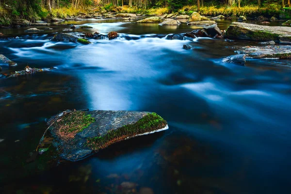 Calm Water Flows Rocky Bed Mountain River Rocks Covered Moss — Stock Photo, Image