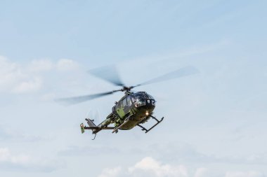 Leszno, Polonya - 17 Haziran 2022: Antidotum Airshow Leszno, Bolkov Bo-105 hafif çift motorlu çok rollü helikopter. Helikopter havaalanının üstündeki havada hareketsiz duruyor..