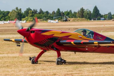 Leszno, Polonya - 17 Haziran 2022: Extra 330SC uçağıyla Antidotum Airshow Leszno, Marek Choim. Pilot, seyircilerin önünde uçağı yavaşça geçer..
