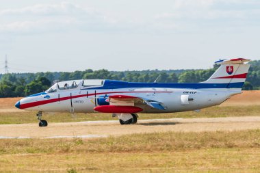Leszno, Polonya - 17 Haziran 2022: Antidotum Airshow Leszno, Aero L-29 Delfin, Çekoslovak askeri jet uçağı. Pilot havaalanından kalkan uçakla hız kazanır..