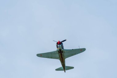 Leszno, Polonya - 17 Haziran 2022: Antidotum Airshow Leszno, Yak-3 Sovyet İkinci Dünya Savaşı savaş uçağı. Uçak pilotu havada akrobasi yapıyor, yeteneklerini gösteriyor..