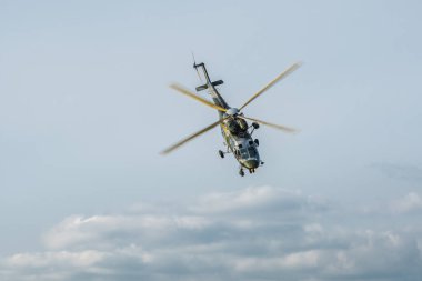 Leszno, Polonya - 17 Haziran 2022: Antidotum Airshow Leszno, W-3A Sokol, çok rollü helikopter. Pilot havada manevralar yaparak uçağı seyirciye sunar..