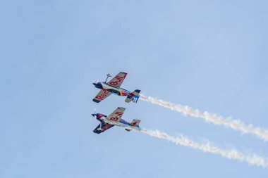 Leszno, Polonya - 17 Haziran 2022: Antidotum Airshow Leszno, The Flying Bulls XtremeAir Sbach 342, Aerobatic Team. Uçak pilotları yeteneklerini göstermek için havada akrobasi yapıyorlar..