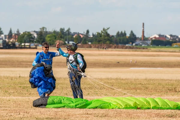 Leszno, Polonya - 17 Haziran 2022: Antidotum Airshow Leszno. Sky Magic paraşüt grubu, başarılı bir gösteriden ve güvenli bir inişten sonra atlayıcılar birbirlerini kutluyorlar..