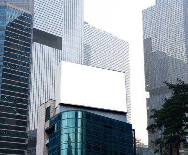 Boş reklam panosu, LCD ekran televizyon şehrin gökyüzü arka planındaki modern binanın tepesinde reklam ürünleri için kullanışlı, resim oluşturun