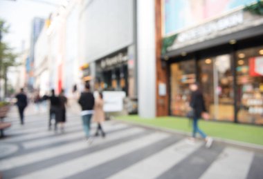 Şehirdeki Gangnam Kore 'deki alışveriş merkezinin dışındaki iş yerlerinde kaldırımda yürüyen insanların soyut geçmişi bulanık..