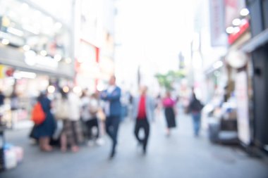 Bulanık Asyalı insanlar, sokak pazarında yürüyüş ve alışveriş yapan turist grubu ve güneşli bir günde hafif bokeh iş geçmişi, Seul, Kore, perspektif için kullanılabilir