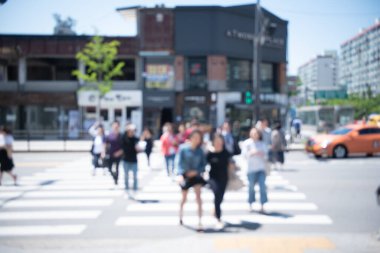 Zebra geçidinde yürüyen isimsiz bir kalabalığın soyut geçmişi, işlek şehir sokağı.