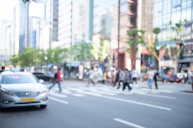 Yoğun şehir kalabalığının soyut görüntüsü zebra caddesinde yürüyen modern bina, Kore, Asya