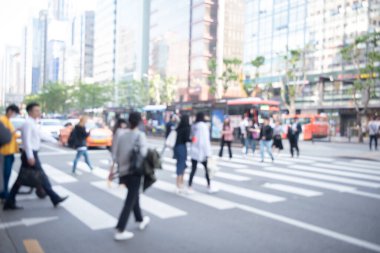 Yoğun şehir kalabalığının soyut görüntüsü zebra caddesinde yürüyen modern bina, Kore, Asya