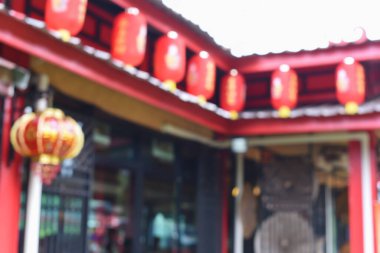 Çin 'in yeni yıl kutlamaları için geleneksel fenerle süslenmiş Çin evi, restoranı ya da kahve dükkanı soyut bulanıklığı.