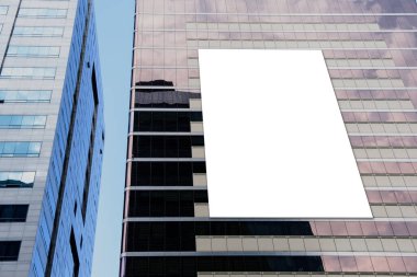 Şehrin modern binasındaki boş reklam panosunda cam duvarda bulutlu gökyüzünün yansıması, düşük açılı manzara, ürün reklamları için kullanışlı.