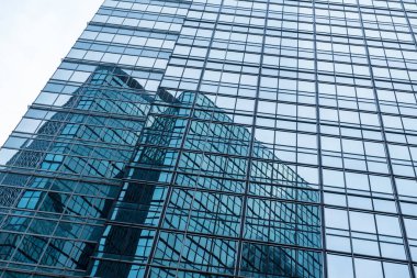 Hong Kong 'daki iş alanının etrafındaki binanın mimari ve cam pencereli alçak açılı gökdeleni.