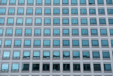 Mavi cam pencereli modern ofis binası. Şehrin finans binası arka plan, ön görünüm için