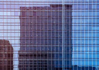 Modern bina, modern cam duvar siluetleri gökdelenlerin şehirde başka bir bina yansıması, alacakaranlık tonu