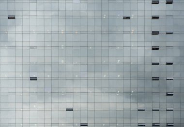 Camdan pencereli modern ofis binası. Şehirdeki finans binası iş geçmişi, cephe manzarası