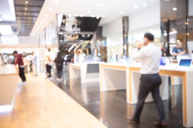 Alışveriş merkezlerinde, mağazalarda ve perakende mağazalarında iş geçmişi, perspektif manzarası için yürüyüş yapan insanların soyut görüntüsü bulanık