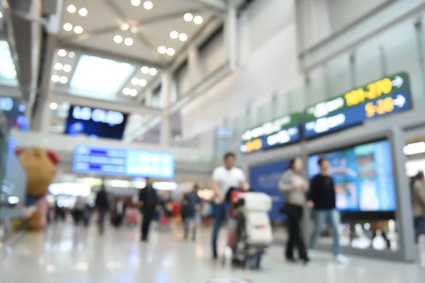 Desfocado Pessoas Multidões Passageiros Que Olham Para Horário Voo Aeroporto — Fotografia de Stock