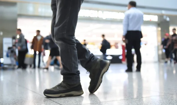 Blurred Crowd People Businessman Walking Airport Interior Customer Shopping Bag —  Fotos de Stock