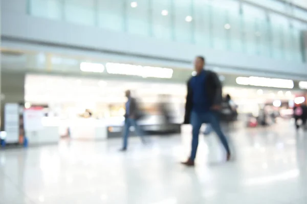 Desfocado Pessoas Multidão Passageiros Homem Negócios Andando Interior Aeroporto Com — Fotografia de Stock