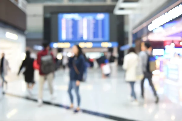 Desfocado Pessoas Multidão Passageiros Que Olham Para Horário Voo Aeroporto — Fotografia de Stock