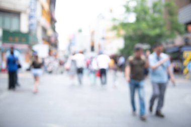 Geçmişi bulanık, insanlar alışveriş için açık sokak pazarına, şehirdeki iş alanına gidiyor. Kore 'de kalabalık cadde