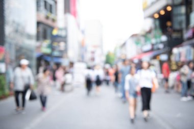 Arka planda bulanıklık, açık sokak pazarında yürüyen insanlar, şehirdeki iş alanları. Kore 'de kalabalık bir cadde. Yaz Tatili Alışverişi