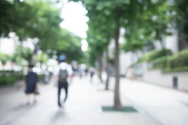 Multitud Borrosa Personas Anónimas Caminando Sobre Peatones Con Árboles Verdes — Foto de Stock