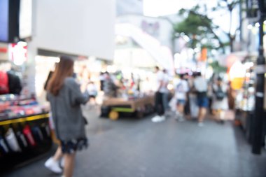 Bulanık Asyalılar, gezginler, gezginler, sokak pazarından alışveriş, şehir merkezindeki açık hava alışveriş merkezi, Seul, Kore