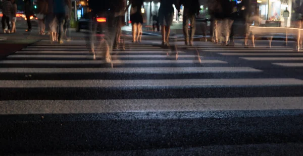 Movimento Turvo Pessoas Andando Cruzando Rua Zebra Cruzando Cidade Noite — Fotografia de Stock
