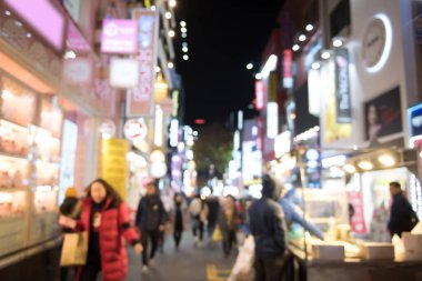 Bulanık insanlar, Kore 'de gece marketlerinde Bokeh ile alışveriş yapıyor.