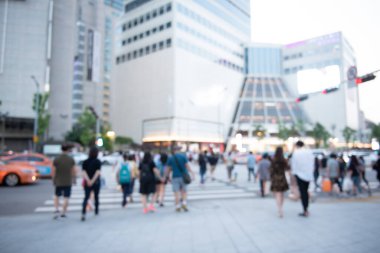 Kalabalığın bulanık arka planı, yürüyen gezginler, alışveriş merkezinin önündeki zebra geçidinde, Seul, Kore 'deki alışveriş merkezinde, şehir sahnesinde.